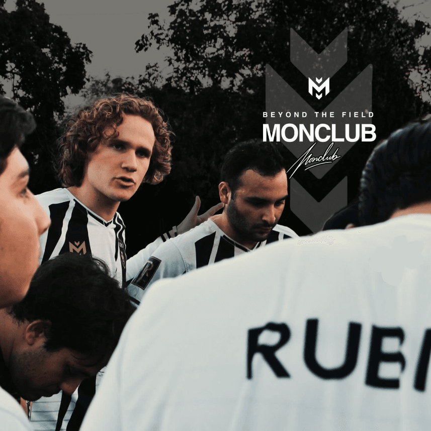 Equipo con uniforme completo MONCLUB